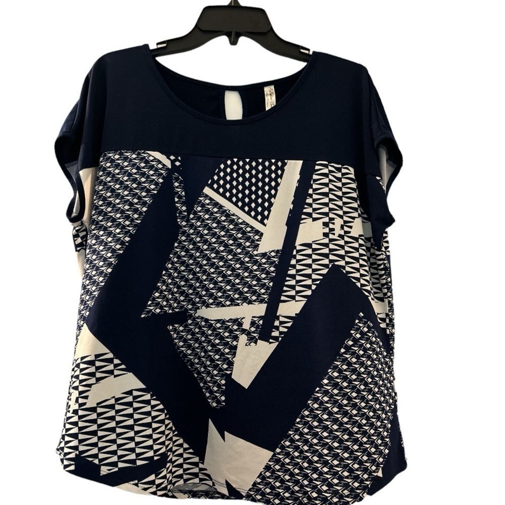PreSeption Concept top, cap sleeves, round neckline, blackk and gray geometric.